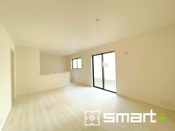 ～穏やかな陽の入るＬＤＫ～
・大きな窓のあるＬＤＫは陽当りも良好で明るい空間となっております。
・ご家族団らんなど過ごす時間の多いＬＤＫが明るいのは嬉しいポイントですね。
