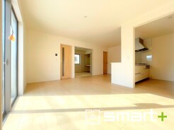 ～穏やかな陽の入るＬＤＫ～
・大きな窓のあるＬＤＫは陽当りも良好で明るい空間となっております。
・ご家族団らんなど過ごす時間の多いＬＤＫが明るいのは嬉しいポイントですね。
