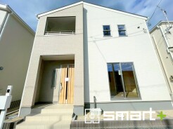 ～優しい色味の外観～
・環境にも馴染みやすく、汚れもあまり目立たない淡いベージュとホワイトのツートンカラーで落ち着いた印象に。
・ナチュラルな色調が優しい印象を与えてくれます。
