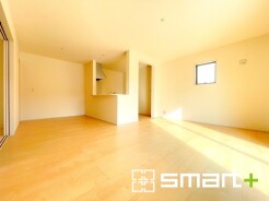 ～日当り良好のＬＤＫ～
・穏やかな陽だまりに包まれる居心地の良いＬＤＫは、ご家族が自然と集まる憩いのスペースに。
・柔らかみのあるナチュラルカラーで、家具やカーテンの色も選びやすいです。
