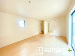 ～穏やかな陽の入るＬＤＫ～
・大きな窓のあるＬＤＫは陽当りも良好で明るい空間となっております。
・ご家族団らんなど過ごす時間の多いＬＤＫが明るいのは嬉しいポイントですね。
（２号棟）