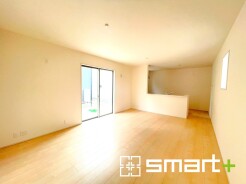 ～ナチュラルな色彩のＬＤＫ～
・自然な風合いの色味で纏められたＬＤＫは家具のコーディネートもしやすくなっております。
・どんなインテリアにするか、考えるだけでも楽しくなりますね。
（２号棟）