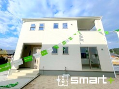 ～シンプルかつオシャレな白い外観～
・外壁をホワイトカラーにする事でクラシカルな印象の外観になりますね。
・高級感も出るので毎日家に帰るのが誇らしくなります。ぜひ現地でご確認くださいませ。