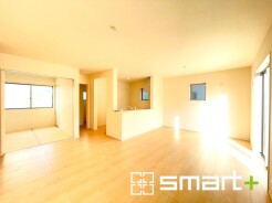 ～家族団らんにピッタリの広々リビング～
・穏やかな陽だまりに包まれる居心地の良いＬＤＫは、ご家族が集まる憩いのスペースに。
・隣接の和室を続き間として利用すれば２２帖の広々空間になります。