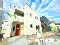 ～白いオシャレな外観～
・シンプルで飽きの来ないホワイトカラーの外観は清潔感ある印象のお住まいになりますね。
・夜でも目立ちやすく、夏場は熱の吸収を防いでくれます。
