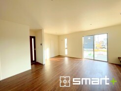 ～穏やかな陽の入るＬＤＫ～
・大きな窓のあるＬＤＫは陽当りも良好で明るい空間となっております。
・ご家族団らんなど過ごす時間の多いＬＤＫが明るいのは嬉しいポイントですね。
