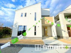 ～モダンな印象の外観～
・ホワイトカラーに木目調をアクセントとしたことで温かみのある落ち着いた印象の外観。
・幅広いテイストにマッチし、高級感を与えてくれるデザインに仕上げました。
