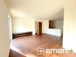 ～日当り良好のＬＤＫ～
・たくさんの窓からたっぷりの陽光が差し込む明るいリビングで寛ぎのひと時を。
・出来立てのお料理を運ぶのにも、後片付けもラクラクなカウンターキッチン。