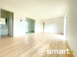 ～家族団らんにピッタリの広々リビング～
・穏やかな陽だまりに包まれる居心地の良いＬＤＫは、ご家族が集まる憩いのスペースに。
・隣接の和室を続き間として利用すれば２２帖の広々空間になります。
