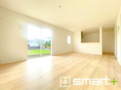 ～穏やかな陽の入るＬＤＫ～
・大きな窓のあるＬＤＫは陽当りも良好で明るい空間となっております。
・ご家族団らんなど過ごす時間の多いＬＤＫが明るいのは嬉しいポイントですね。
