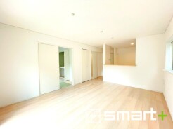 ～家族団らんにピッタリの広々リビング～
・穏やかな陽だまりに包まれる居心地の良いＬＤＫは、ご家族が集まる憩いのスペースに。
・隣接の和室を続き間として利用すれば２０帖超の広々空間になります。
(１号棟)