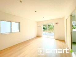 ～穏やかな陽の入るＬＤＫ～
・大きな窓のあるＬＤＫは陽当りも良好で明るい空間となっております。
・ご家族団らんなど過ごす時間の多いＬＤＫが明るいのは嬉しいポイントですね。