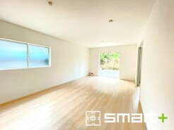 ～穏やかな陽の入るＬＤＫ～
・大きな窓のあるＬＤＫは陽当りも良好で明るい空間となっております。
・ご家族団らんなど過ごす時間の多いＬＤＫが明るいのは嬉しいポイントですね。
