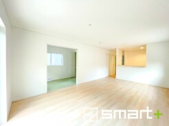 ～家族団らんにピッタリの広々リビング～
・穏やかな陽だまりに包まれる居心地の良いＬＤＫは、ご家族が集まる憩いのスペースに。
・隣接の和室を続き間として利用すれば２２帖の広々空間になります。