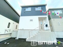 ～スタイリッシュな外観～
・重厚感のあるグレーと清潔感のあるホワイトの組み合わせで、洗練されたクールな雰囲気に。
・２色のコントラストがオシャレでスタイリッシュな印象に見せてくれますね。