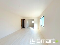 ～家族団らんにピッタリの広々リビング～
・穏やかな陽だまりに包まれる居心地の良いＬＤＫは、ご家族が集まる憩いのスペースに。
・隣接の洋室を続き間として利用すれば２０帖超の広々空間になります。
(１号棟)