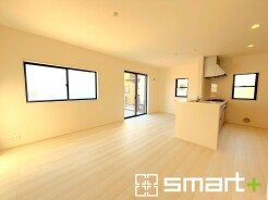 ～日当り良好のＬＤＫ～
・たくさんの窓からたっぷりの陽光が差し込む明るいリビングで寛ぎのひと時を。
・出来立てのお料理を運ぶのにも、後片付けもラクラクなカウンターキッチン。
