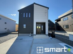 ～スタイリッシュな外観～
・重厚感のある濃い目のカラーと清潔感のあるホワイトの組み合わせで、洗練されたクールな雰囲気に。
・２色のコントラストがオシャレでスタイリッシュな印象に見せてくれますね。
