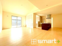 ～穏やかな陽の入るＬＤＫ～
・大きな窓のあるＬＤＫは陽当りも良好で明るい空間となっております。
・ご家族団らんなど過ごす時間の多いＬＤＫが明るいのは嬉しいポイントですね。
