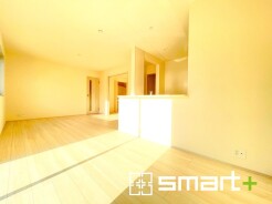 ～穏やかな陽の入るＬＤＫ～
・大きな窓のあるＬＤＫは陽当りも良好で明るい空間となっております。
・ご家族団らんなど過ごす時間の多いＬＤＫが明るいのは嬉しいポイントですね。
