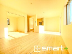 ～ナチュラルな色彩のＬＤＫ～
・自然な風合いの色味で纏められたＬＤＫは家具のコーディネートもしやすくなっております。
・どんなインテリアにするか、考えるだけでも楽しくなりますね。
