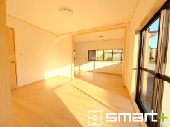 ～穏やかな陽の入るＬＤＫ～
・大きな窓のあるＬＤＫは陽当りも良好で明るい空間となっております。
・ご家族団らんなど過ごす時間の多いＬＤＫが明るいのは嬉しいポイントですね。
