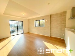 ～穏やかな陽の入るＬＤＫ～
・大きな窓のあるＬＤＫは陽当りも良好で明るい空間となっております。
・ご家族団らんなど過ごす時間の多いＬＤＫが明るいのは嬉しいポイントですね。
