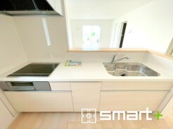 ～ＩＨクッキングヒーター～
・ＩＨは火事のリスク低減に加え、上昇気流が発生しないため換気扇が汚れづらいなどメリット沢山なんです。
・詳細は担当までお問合せ下さいませ。
（２号棟）