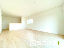 ～ナチュラルな色彩のＬＤＫ～
・自然な風合いの色味で纏められたＬＤＫは家具のコーディネートもしやすくなっております。
・どんなインテリアにするか、考えるだけでも楽しくなりますね。
（２号棟）