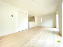 ～ナチュラルな色彩のＬＤＫ～
・自然な風合いの色味で纏められたＬＤＫは家具のコーディネートもしやすくなっております。
・どんなインテリアにするか、考えるだけでも楽しくなりますね。
