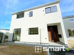 ～シンプルかつオシャレな白い外観～
・外壁をホワイトカラーにする事でクラシカルな印象の外観になりますね。
・高級感も出るので毎日家に帰るのが誇らしくなります。ぜひ現地でご確認くださいませ。
