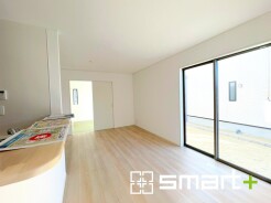 ～穏やかな陽の入るＬＤＫ～
・大きな窓のあるＬＤＫは陽当りも良好で明るい空間となっております。
・ご家族団らんなど過ごす時間の多いＬＤＫが明るいのは嬉しいポイントですね。
