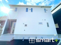 ～シンプルかつオシャレな白い外観～
・外壁をホワイトカラーにする事でクラシカルな印象の外観になりますね。
・高級感も出るので毎日家に帰るのが誇らしくなります。ぜひ現地でご確認くださいませ。
