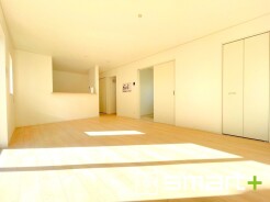 ～ナチュラルな色彩のＬＤＫ～
・自然な風合いの色味で纏められたＬＤＫは家具のコーディネートもしやすくなっております。
・どんなインテリアにするか、考えるだけでも楽しくなりますね。
