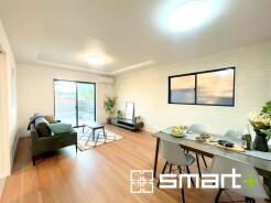 ～穏やかな陽の入るＬＤＫ～
・大きな窓のあるＬＤＫは陽当りも良好で明るい空間となっております。
・ご家族団らんなど過ごす時間の多いＬＤＫが明るいのは嬉しいポイントですね。
