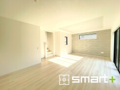 ～開放的なリビングイン階段～
・ご家族のお出掛けや帰宅がわかるリビングイン階段。自然とコミュニケーションが増えますね。
・オシャレなアクセントクロスでシンプルなお部屋もメリハリのある空間に。
