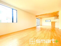 ～穏やかな陽の入るＬＤＫ～
・大きな窓のあるＬＤＫは陽当りも良好で明るい空間となっております。
・ご家族団らんなど過ごす時間の多いＬＤＫが明るいのは嬉しいポイントですね。
