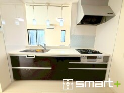 ～人気のカウンターキッチン～
・キッチンは人気のカウンタータイプを採用。「ご家族の顔が見える」造りです。
・汚れの付きづらい天板、水はけの良いシンクなど機能面でも充実の仕様。
