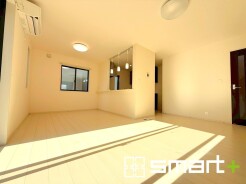 ～ナチュラルな色彩のＬＤＫ～
・自然な風合いの色味で纏められたＬＤＫは家具のコーディネートもしやすくなっております。
・どんなインテリアにするか、考えるだけでも楽しくなりますね。
