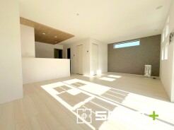 ～穏やかな陽の入るＬＤＫ～
・大きな窓のあるＬＤＫは陽当りも良好で明るい空間となっております。
・ご家族団らんなど過ごす時間の多いＬＤＫが明るいのは嬉しいポイントですね。
（２号棟）