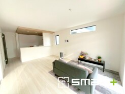 ～穏やかな陽の入るＬＤＫ～
・大きな窓のあるＬＤＫは陽当りも良好で明るい空間となっております。
・ご家族団らんなど過ごす時間の多いＬＤＫが明るいのは嬉しいポイントですね。
