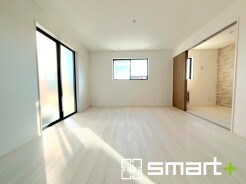 ～穏やかな陽の入るＬＤＫ～
・大きな窓のあるＬＤＫは陽当りも良好で明るい空間となっております。
・ご家族団らんなど過ごす時間の多いＬＤＫが明るいのは嬉しいポイントですね。
