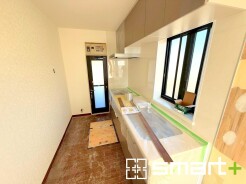 ～リビングを有効活用～
・キッチンは対面式ではなく壁側にございますので、お部屋の中の空間を有効活用できます。
・現地ではぜひ家具の配置などもイメージしながらご見学くださいませ。
