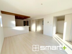 ～穏やかな陽の入るＬＤＫ～
・大きな窓のあるＬＤＫは陽当りも良好で明るい空間となっております。
・ご家族団らんなど過ごす時間の多いＬＤＫが明るいのは嬉しいポイントですね。
