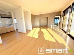 ～ナチュラルな色彩のＬＤＫ～
・自然な風合いの色味で纏められたＬＤＫは家具のコーディネートもしやすくなっております。
・どんなインテリアにするか、考えるだけでも楽しくなりますね。
