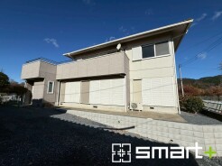 ～開放感ある角地のお住まい～
・２方向が空く事で開放感のある角地に位置しております。
・窮屈な感じが無く、ゆったりと暮らせるこの魅力をぜひ現地でご体感くださいませ。
