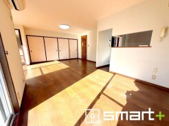 ～穏やかな陽の入るＬＤＫ～
・大きな窓のあるＬＤＫは陽当りも良好で明るい空間となっております。
・ご家族団らんなど過ごす時間の多いＬＤＫが明るいのは嬉しいポイントですね。
