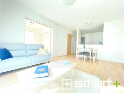 ～穏やかな陽の入るＬＤＫ～
・大きな窓のあるＬＤＫは陽当りも良好で明るい空間となっております。
・ご家族団らんなど過ごす時間の多いＬＤＫが明るいのは嬉しいポイントですね。
