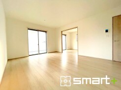 ～穏やかな陽の入るＬＤＫ～
・大きな窓のあるＬＤＫは陽当りも良好で明るい空間となっております。
・ご家族団らんなど過ごす時間の多いＬＤＫが明るいのは嬉しいポイントですね。
（Ａ号棟）