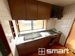 ～使い勝手の良いシステムキッチン～
・料理がしやすい設計のキッチンでお料理もはかどりますね。
・もちろんキッチン下部は収納になっておりますので、フライパンなども収納可能です。
